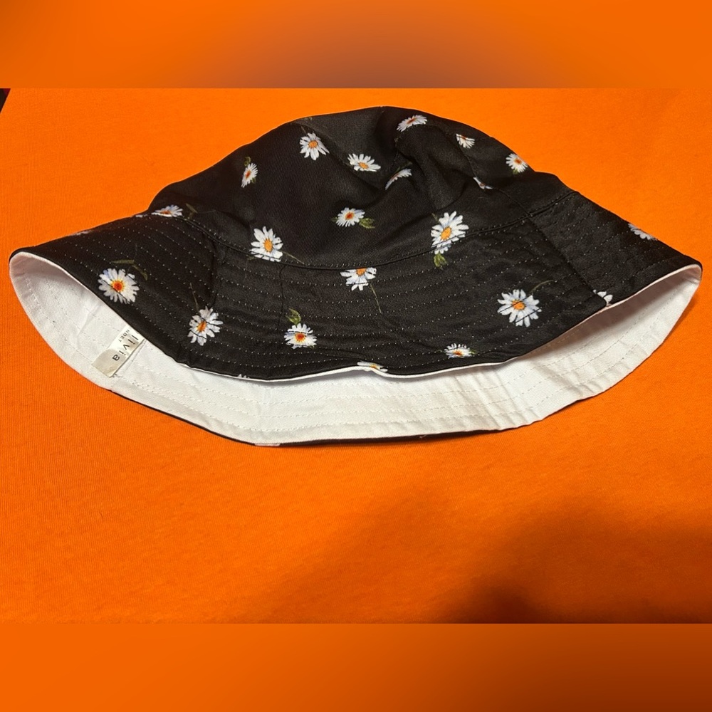 Alice + Olivia by Stacey Bendet Reversible Bucket Hat Black/Daisy/White OS Print